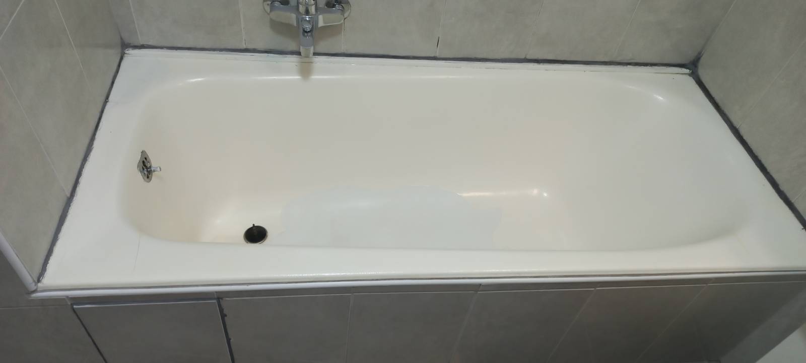 Renovation baignoire par reemaillage au pistolet – Brignoles – Solution Bain V1