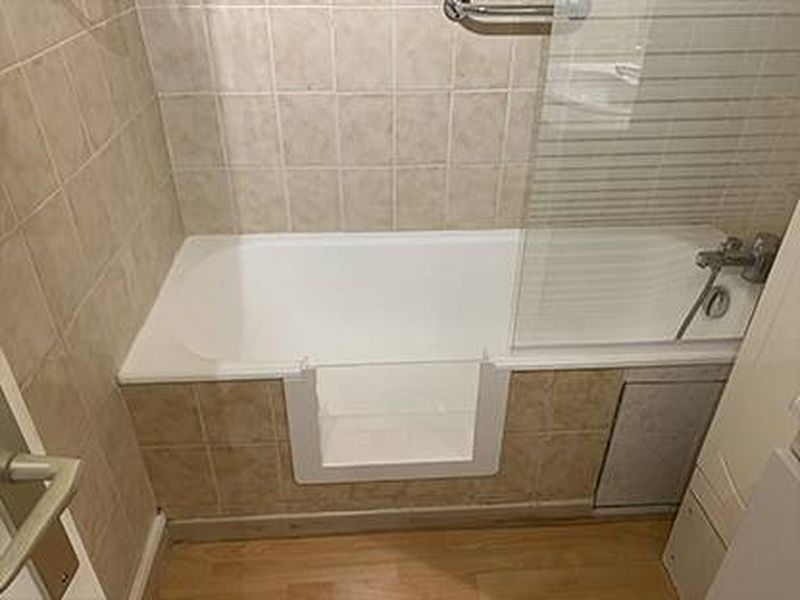 Ouverture latérale de baignoire dans le Val-de-Marne