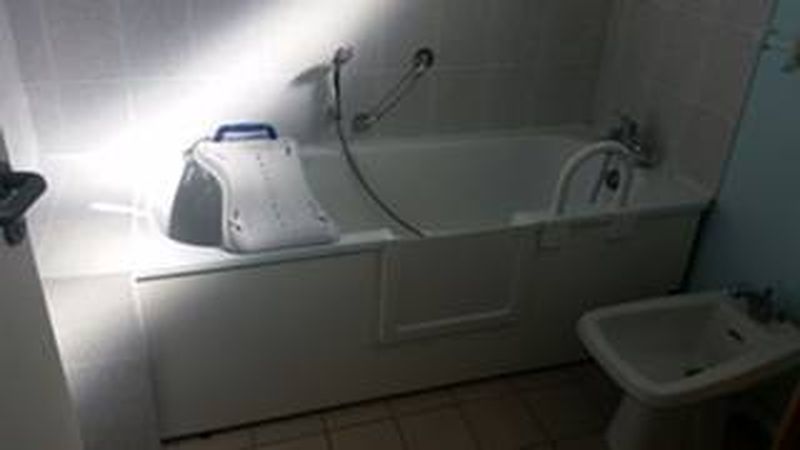 après ouverture latérale de baignoire avec portillon anti éclaboussures à Six fours dans le var en région paca 83140