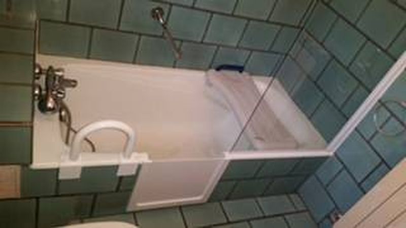 ouverture latérale de baignoire avec portillon anti éclaboussures à Toulon dans le var en région paca 83000