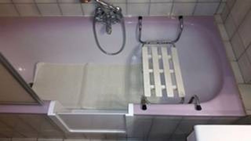 ouverture de baignoire avec portillon anti éclaboussures à la londe dans le var en région paca 83250