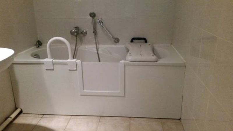 Ouverture de baignoire avec portillon anti éclaboussures à Saint Raphael près de fréjus dans le var en région paca
