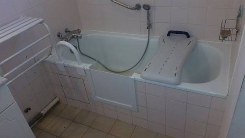 Ouverture de baignoire avec portillon anti éclaboussures à Toulon dans le var en région paca