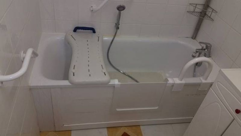 Ouverture de baignoire avec portillon anti éclaboussure  acier avec accessoires  Six Fours les Plages dans le var en région paca