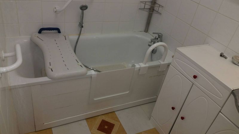 Ouverture de baignoire avec portillon anti éclaboussure  acier avec accessoires  Six Fours les Plages dans le var en région paca