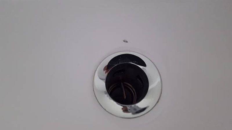 Réparation éclat sur lavabo acrylique blanche à Cannes dans les alpes maritimes en région paca