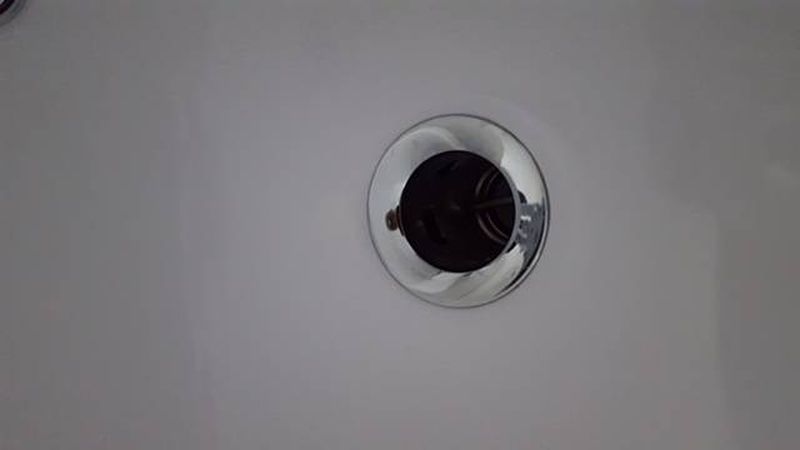 Réparation éclat sur lavabo acrylique blanche à Cannes dans les alpes maritimes en région paca