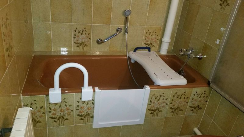 découpe de baignoire avec portillon anti éclaboussures à Toulon dans le var en région paca