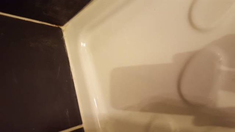 Reprise fissure sur receveur de douche en grès blanc à Aix-en-Provence dans les bouches du rhone en région paca
