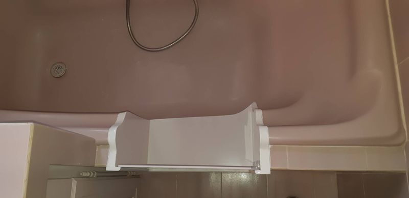 Comment rendre une baignoire plus accessible grâce à l'installation d'un portillon ?