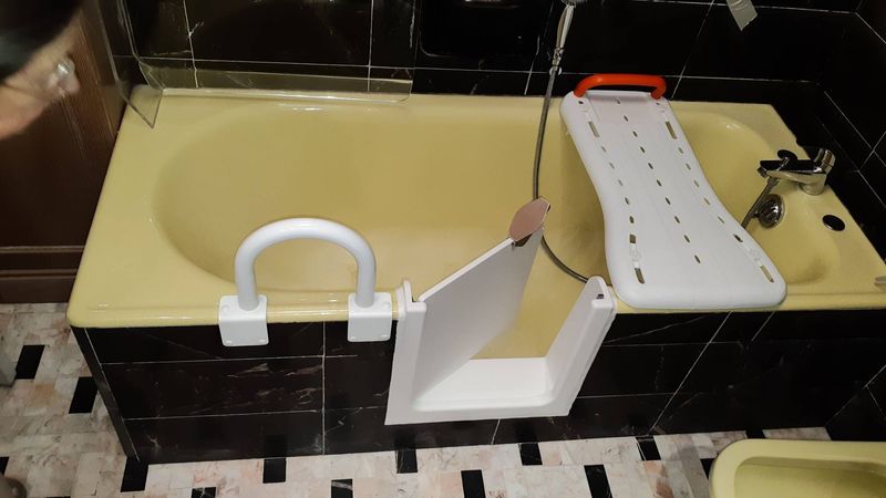 Ouverture latérale de baignoire avec pose d'une porte étanche.