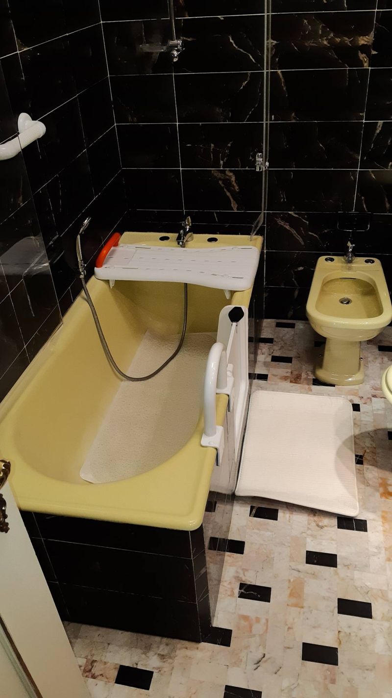 Ouverture latérale de baignoire avec pose d'une porte étanche.