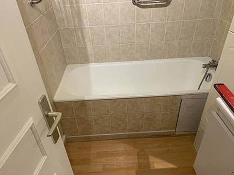 Ouverture latérale de baignoire dans le Val-de-Marne