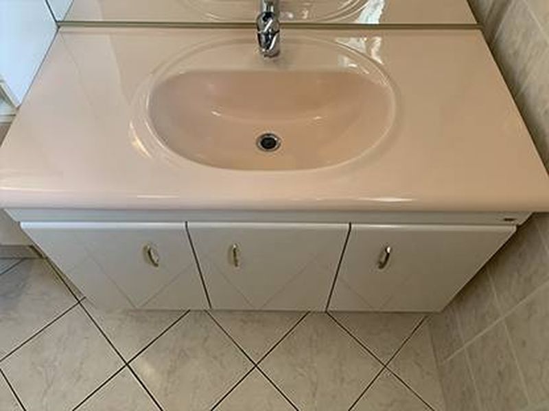 Rénovation d’une baignoire avec tablier à face émaillée par projection de résine à Montgeron dans le département de l’Essonne