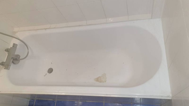 Rénovation d'une baignoire par projection de résine dans les Hauts-de-Seine