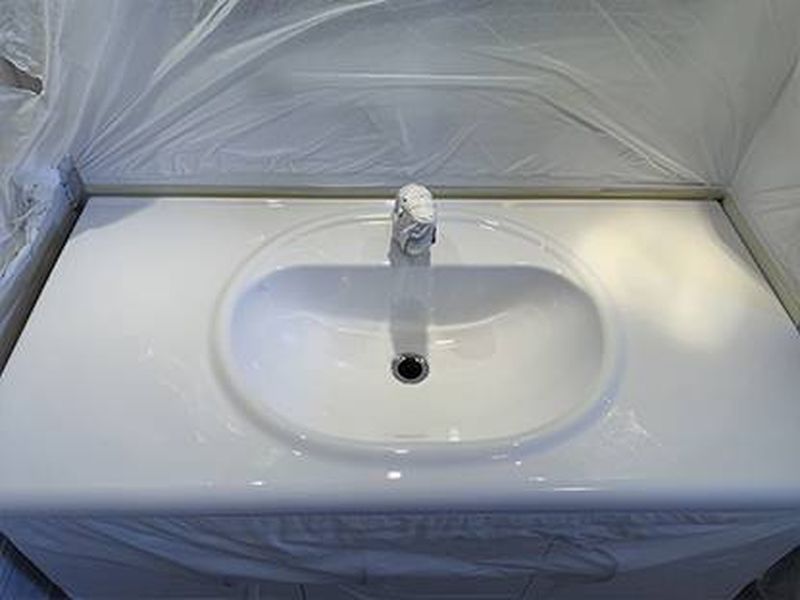 Rénovation d’une baignoire avec tablier à face émaillée par projection de résine à Montgeron dans le département de l’Essonne