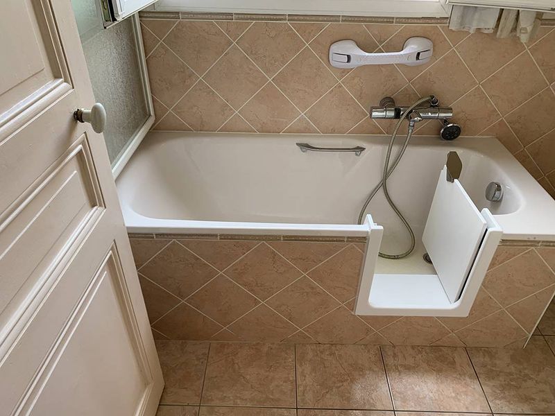 Ouverture latérale de baignoire avec la pose d’une porte étanche à Saint-Maur-des-Fossés dans le département du Val-de-Marne