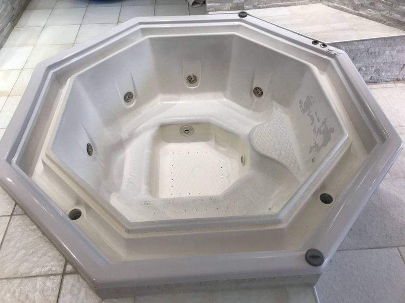 AVANT: Rénovation d'une baignoire balnéo à Annecy