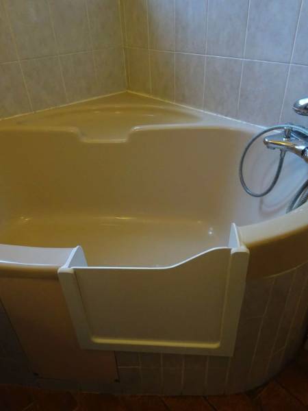 Decoupe de baignoire avec portillon anti eclaboussures la Rochelle 3