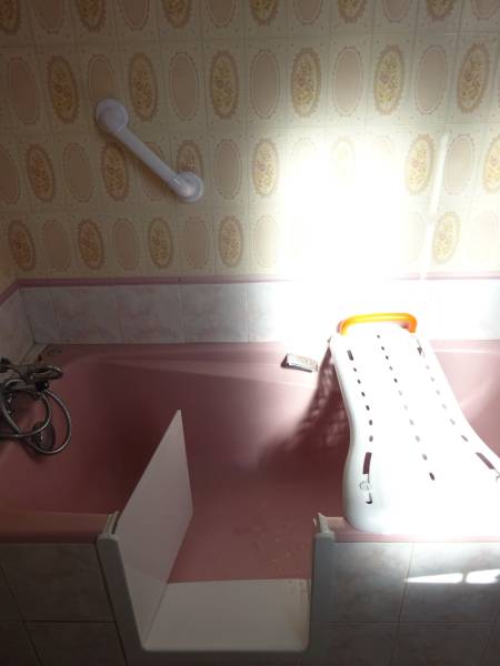 Découpe de baignoire avec portillon à Talence (33522) par SoBain