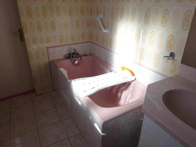Découpe de baignoire avec portillon à Talence (33522) par SoBain