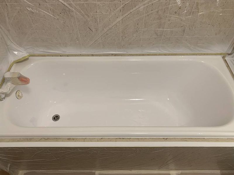 Rénovation d'une baignoire par projection de résine blanche à Saint-Cloud dans le département des Hauts-de-Seine en Île-de-France.