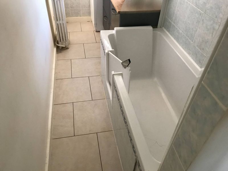 Découpe d'une baignoire avec porte étanche à La Celle-Saint-Cloud