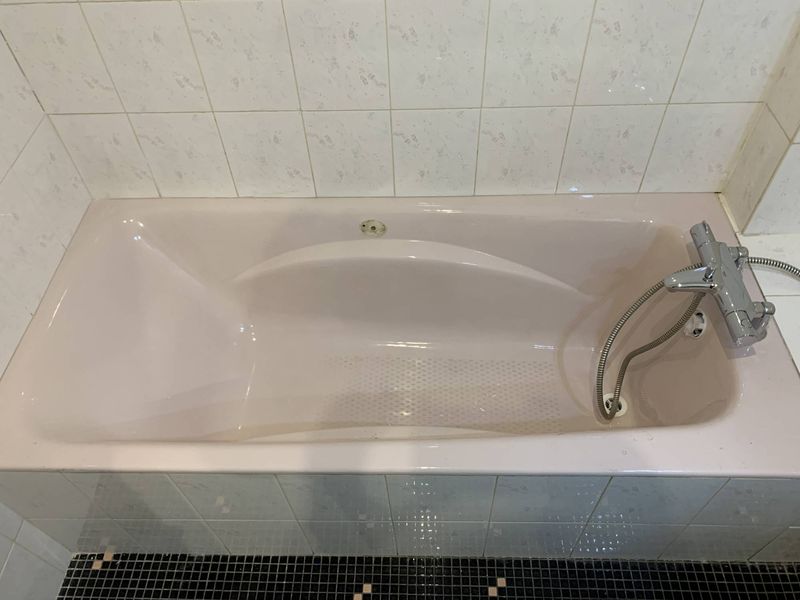Avant : Modification de couleur de baignoire par projection de résine en blanc à Bondy dans le département de la Seine-Saint-Denis