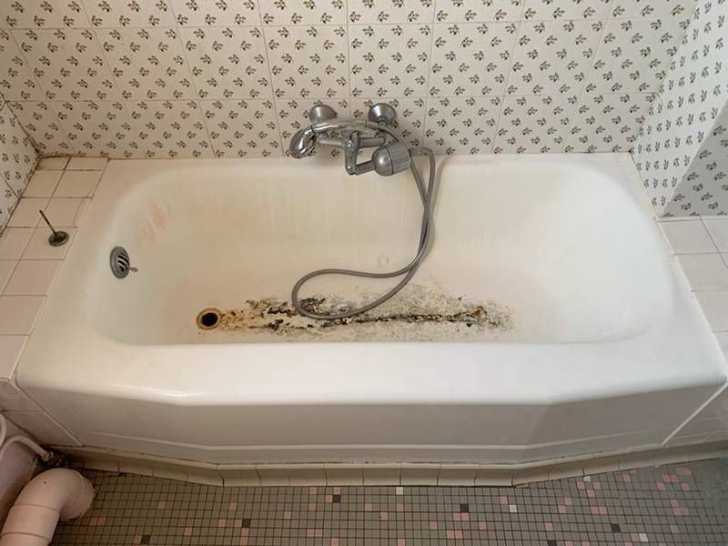 Avant : Rénovation d’une baignoire avec tablier à face émaillée par projection de résine à Montgeron dans le département de l’Essonne