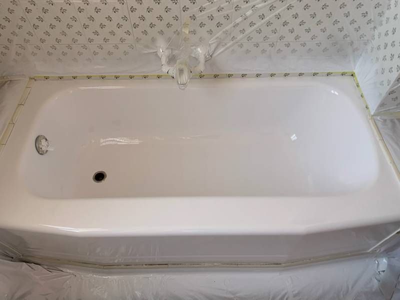 Après : Rénovation d’une baignoire avec tablier à face émaillée par projection de résine à Montgeron dans le département de l’Essonne