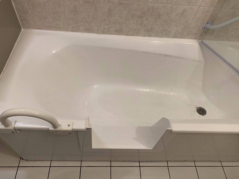 Ouverture latérale d'une baignoire à Boulogne-Billancourt dans le département des Hauts-de-Seine