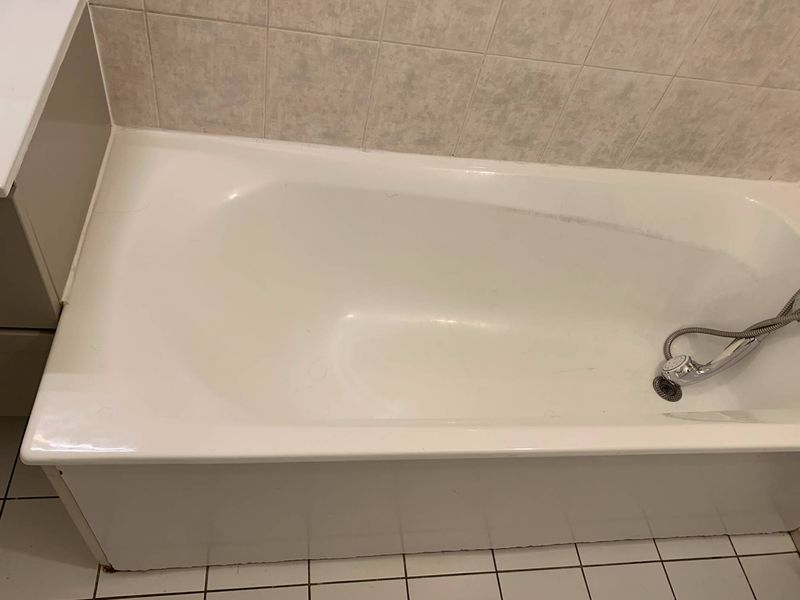 Ouverture latérale d'une baignoire à Boulogne-Billancourt dans le département des Hauts-de-Seine