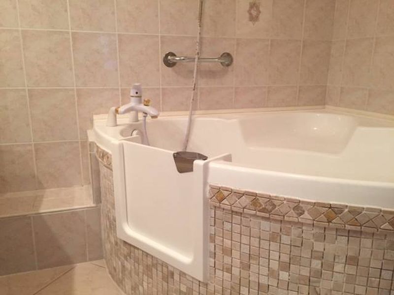 installation baignoire pour seniors avec porte à annecy