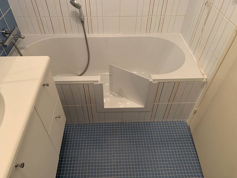 Ouverture latérale de baignoire avec pose d’un portillon anti-éclaboussures à Vitry-sur-Seine
