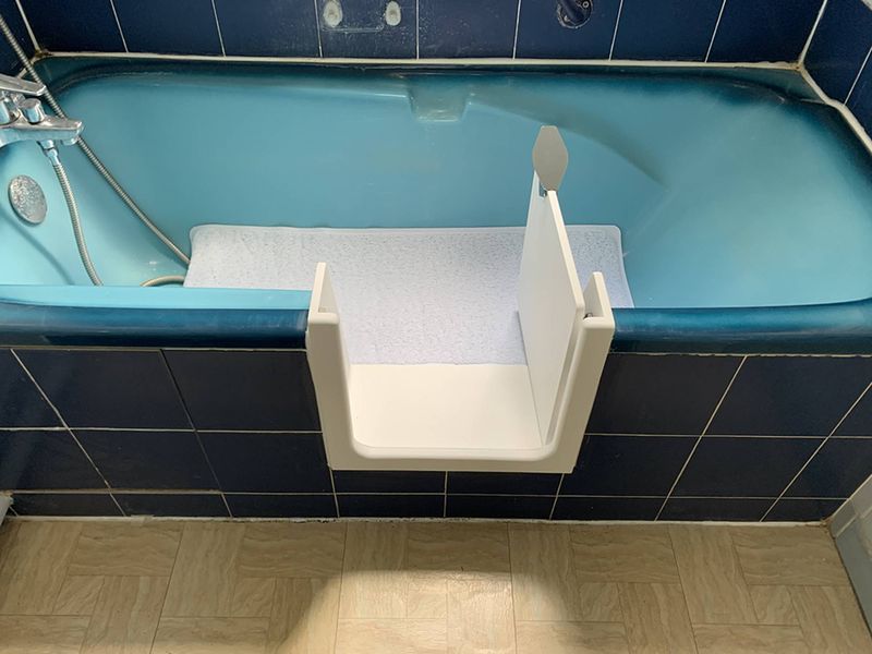 Ouverture de baignoire avec pose d’une porte étanche à Paris