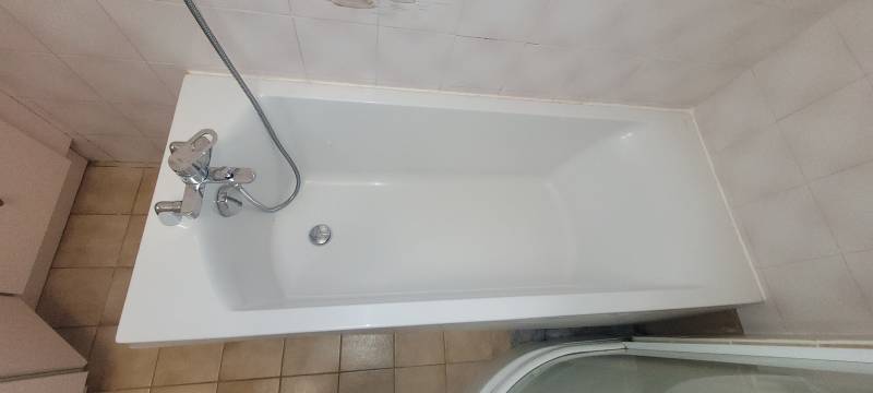 Création d’un accès sur baignoire acrylique avec pose d’une porte étanche sur mesure à SOLLIES PONT dans le VAR 83210.