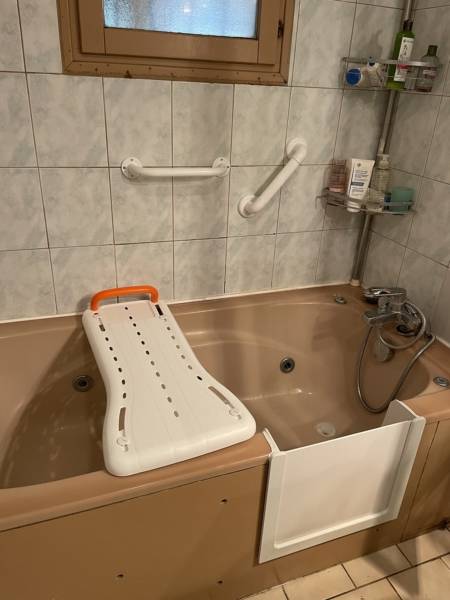 Découpe d’une baignoire balnéo sur La Rochelle, en Charente maritime avec l’installation d’un portillon anti-éclaboussure