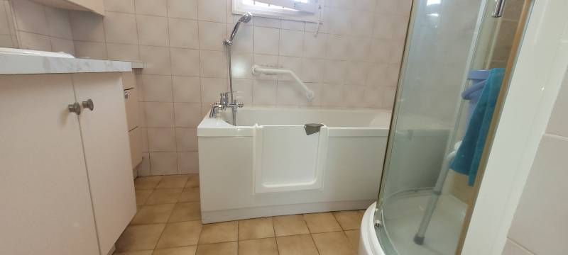 Création d’un accès sur baignoire acrylique avec pose d’une porte étanche sur mesure à SOLLIES PONT dans le VAR 83210.