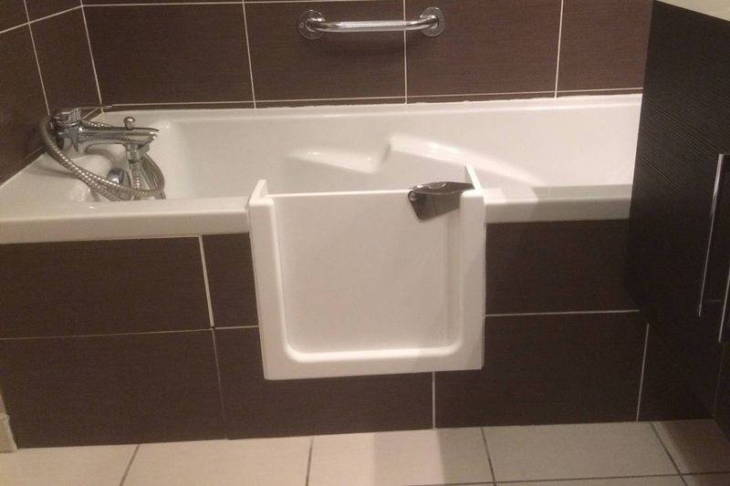 SOLUTION N°3 - Nous ouvrons votre baignoire pour mettre une porte étanche et retrouver le plaisir du bain