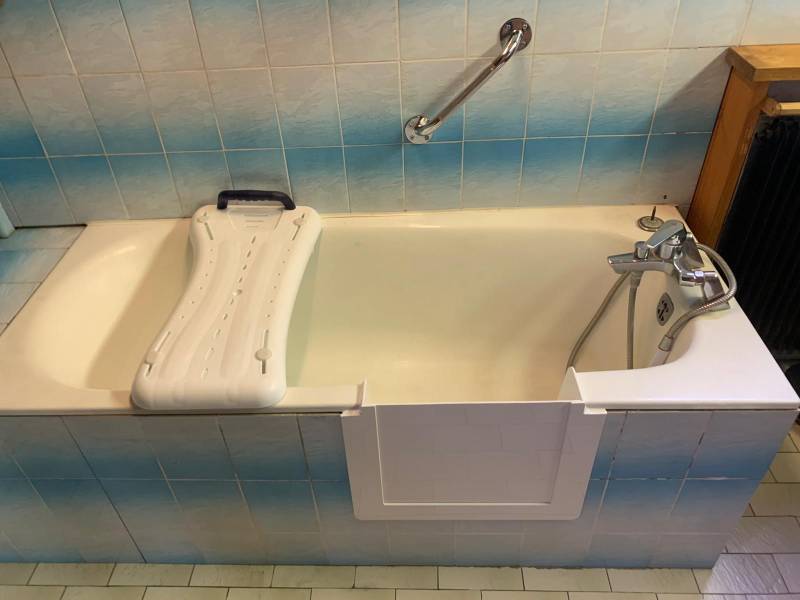 Découpe de baignoire avec portillon anti éclaboussures a Saint-Maurice Val-de-Marne 2