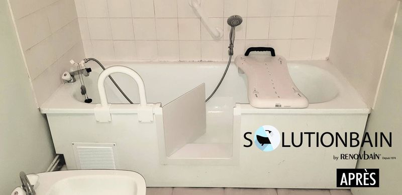 découpe latérale de baignoire avec portillon anti-éclaboussure