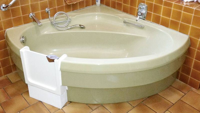 Ouverture d'une baignoire d'angle avec porte étanche