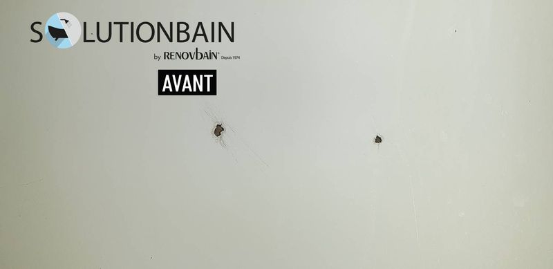 Réparation d’un impact sur une baignoire à Fréjus près de la ville de Toulon dans le Var