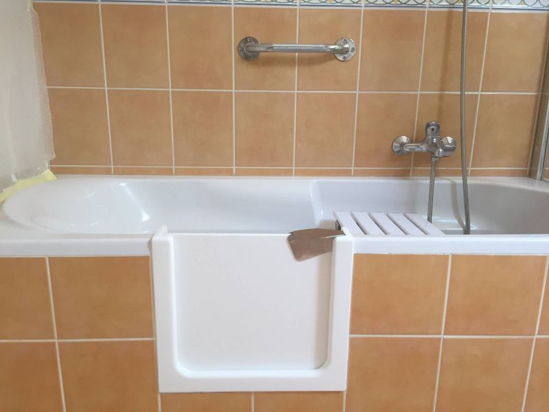 Baignoire à porte au meilleur prix sur Bègles : La solution renovbain Gironde