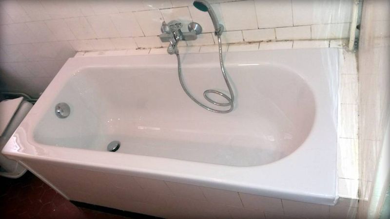 Rénover une baignoire grâce à une coque encastrable.