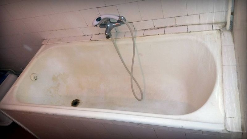 Rénover une baignoire grâce à une coque encastrable.