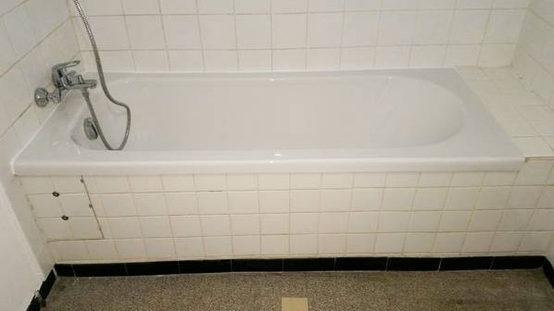Rénovation d'une baignoire usée par le temps.