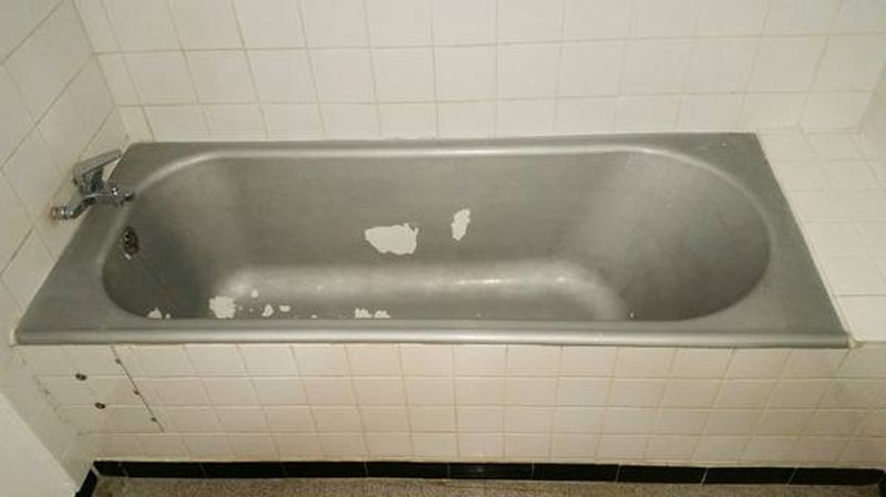 Rénovation d'une baignoire usée par le temps.