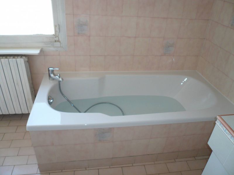 Baignoire acrylique taille hors norme (largeur de 80 cm)
