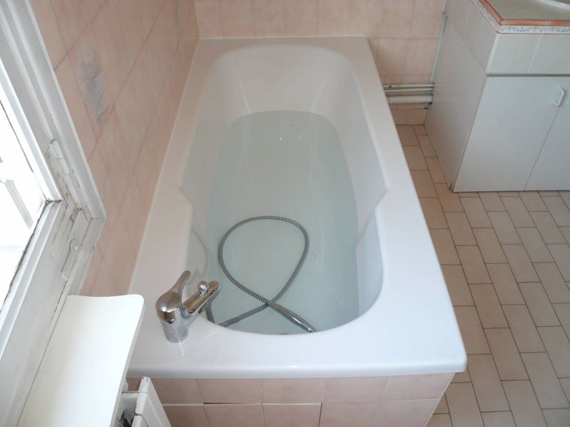 Baignoire Acrylique sans toucher à la faïence et au carrelage  